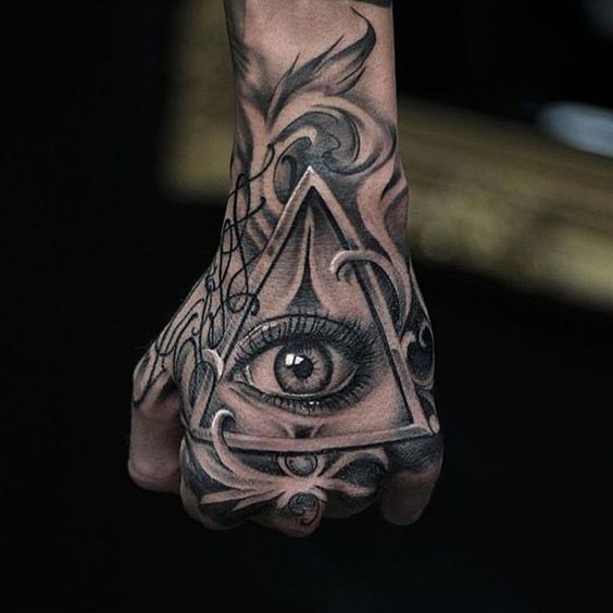 O Mestre Da Tatuagem Faz a Tatuagem Preta Na Mão Masculina Foto de Stock - Imagem de detalhe, marca: 153497120