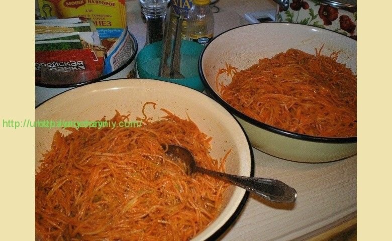 Морковка по-корейски на зиму "Морковку по-корейски на зиму делать очень просто! Только нужна специальная тёрка для моркови. - Наталья Московских-Кондратьева (Братск, Россия) предлагает свой вариант заготовки моркови на зиму. Тру морковь, укладываю в большую металлическую миску