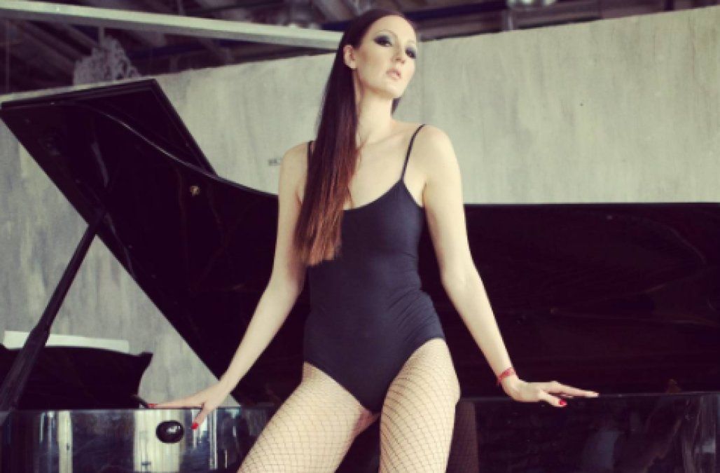 6 Foot 9 Inch Tall Woman Is Calling Herself The Tallest Model In 9 Inch Tall Woman Is Calling Herself