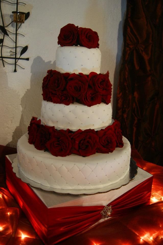 Elegante Pastel De Rosas Rojas Pasteles De Boda Pasteles De Boda Elegantes Boda