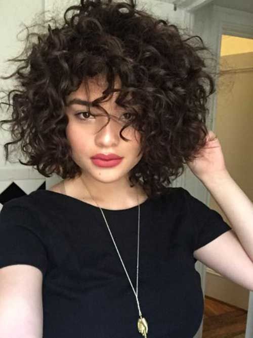Kurze Haare Frauen Frisuren In 2020 Kurze Haare Frauen Kurzhaarfrisuren Fur Lockige Haare Undercut Frau Locken
