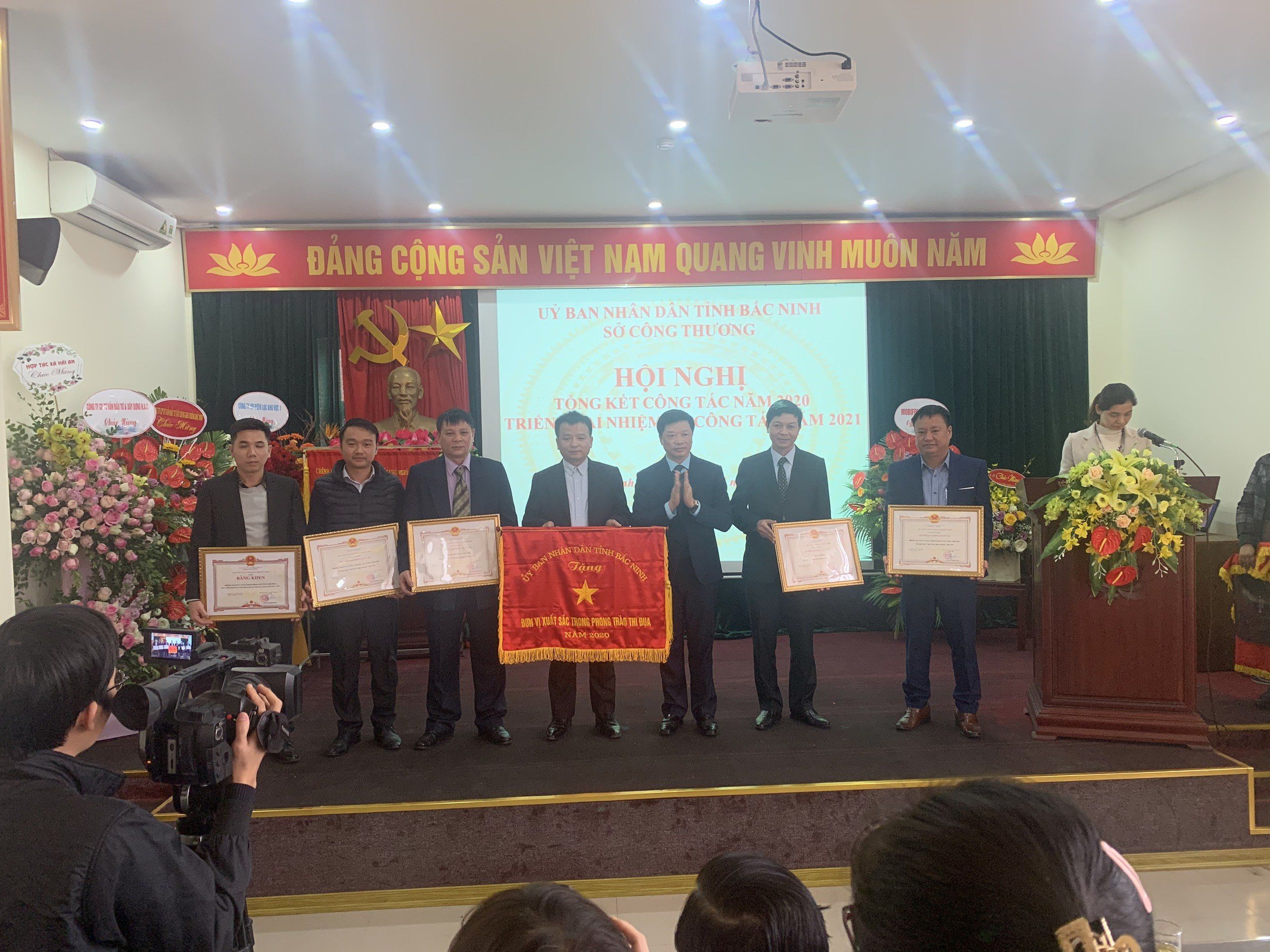 Đồng chí Đào Quang Khải - Phó Chủ tịch UBND tỉnh trao Cờ thi đua của UBND tỉnh Bắc Ninh cho Sở Công Thương