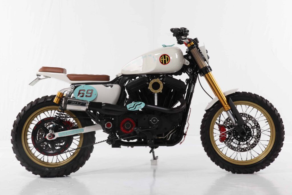 This Harley Davidson Sportster 883R has its own story behind its built. Fran Manen owner of ‘Lord Drake Kustoms’ in Malaga did a great job by building one of the best Harley Davidson Scrambler. The post URBANTRACKER” Harley Davidson Sportster 883R Scrambler by Lord Drake Kustoms appeared first on The Smokey Dogs. Harley Scrambler, Sportster Scrambler, Sportster Iron, Harley Davidson Sportster 1200, Street Scrambler, Harley Davidson Street 500, 2014 Harley Davidson, Hardly Davidson, Custom Motorcycle Builders