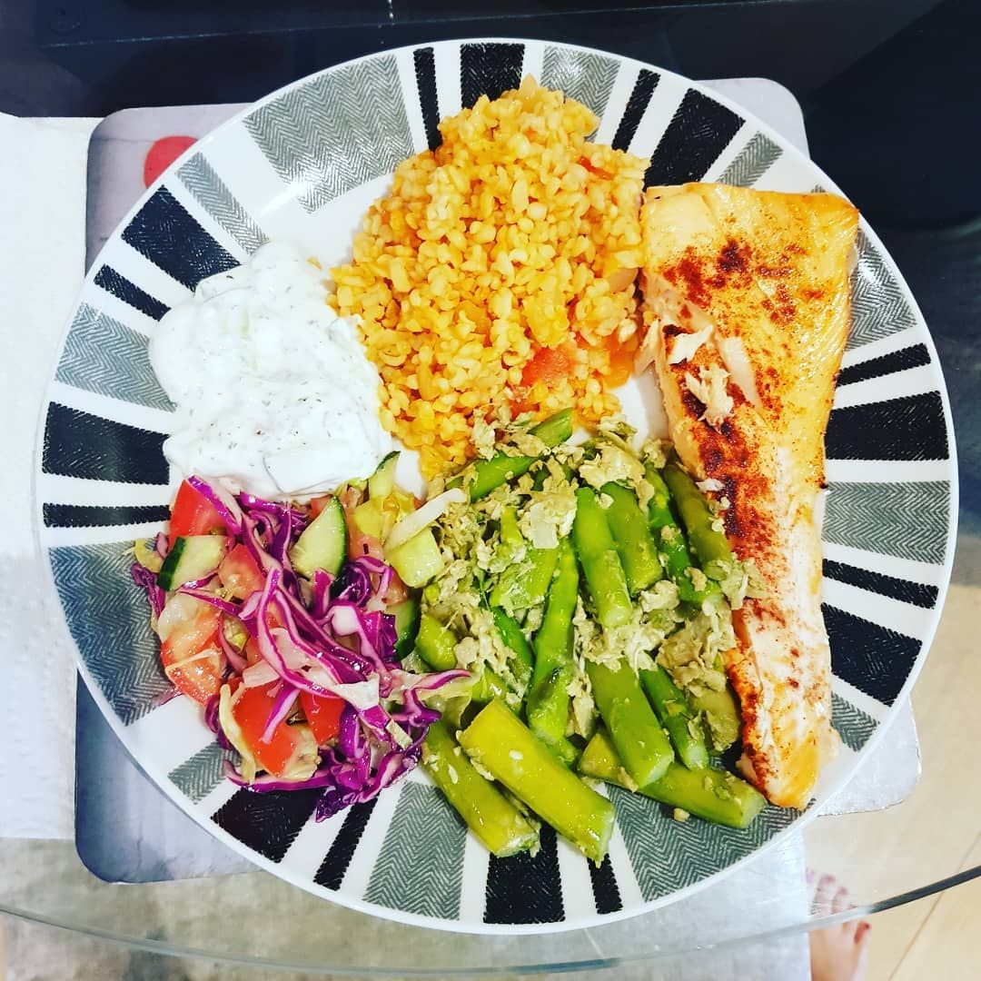 Last nights dinner..... Salmon, asparagus, salad, bulgur wheat and yogurt dip 😋😋😋 Healthy food doesn...