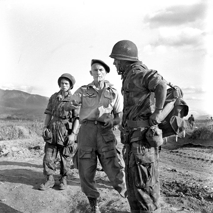Militaria Indochine Renforcement des défenses à Dien Bien Phu en 1954