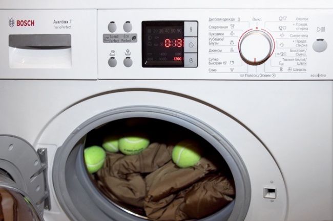 To make the insulating down inside your winter jacket puffy again, place some tennis balls inside the washing machine along with them. Cleaning Solutions, Cleaning Hacks, Winter Cold Weather, Winter Hacks, Electricity Bill, Make It Through, Home Remedies, How To Stay Healthy, Washing Machine
