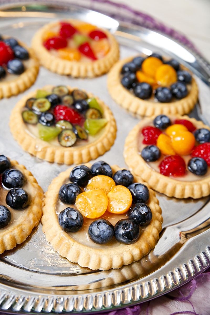 Die Tartelettes auf einem flachen Teller oder Servierplatte auslegen ...