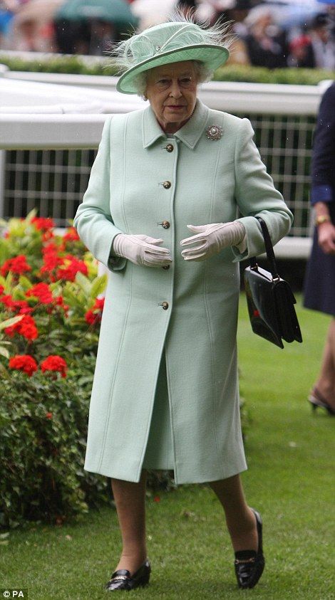 Carole Middleton's comedy turn with the Duke keeps him laughing on Ladies Day at a rainy Royal Ascot #queenshats