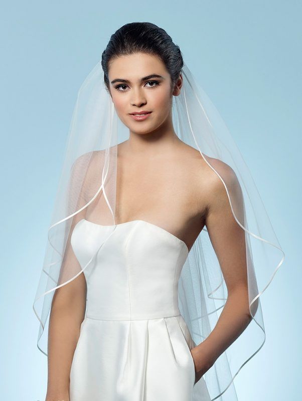 Poirier sluier S44 sluier met smalle satijnen bies Wedding Veils, Wedding Dresses, White Formal Dress, Formal Dresses, One Shoulder Wedding Dress, Boutique, Dubai, Arm, Studio