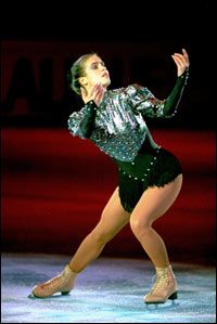 Katarina Witt Born 3 December 1965 Is A Retired German Figure Skater And Model Witt Won Two Olym German Olympics Vintage Ice Skating Figure Skating Costumes