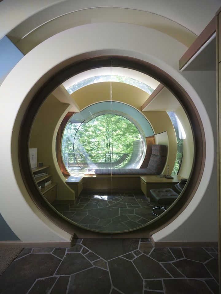 The Wilkinson Residence by Oshatz Architects, located at the Pacific Northwest site, sits like a little nest among the trees. The exterior consist out of a series of horizontal layers of different wood and metal, while the walls are made of glass, to provide natural lighting on the interior and a beautiful view to the surrounding nature to watch the animals. Futuristic Interior, Futuristic Design, Futuristic Architecture, Interior Architecture, Interior And Exterior, House Interior, Architecture Photography, Spaceship Interior, Architecture Sketchbook