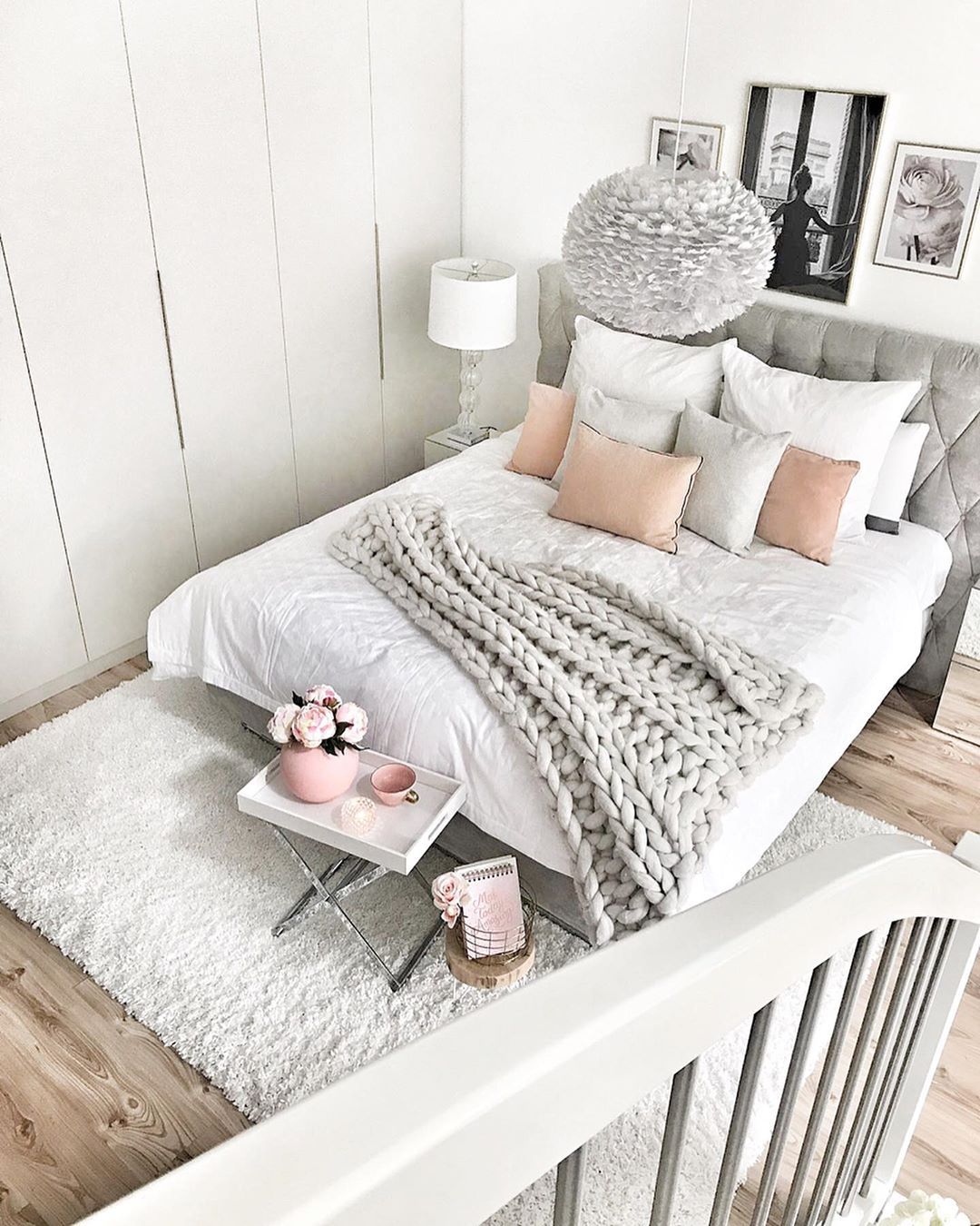 Gemütliches Schlafzimmer mit luxuriösen Boxspringbett in grau ... Gemütliches Schlafzimmer mit luxuriösen Boxspringbett in grau ...