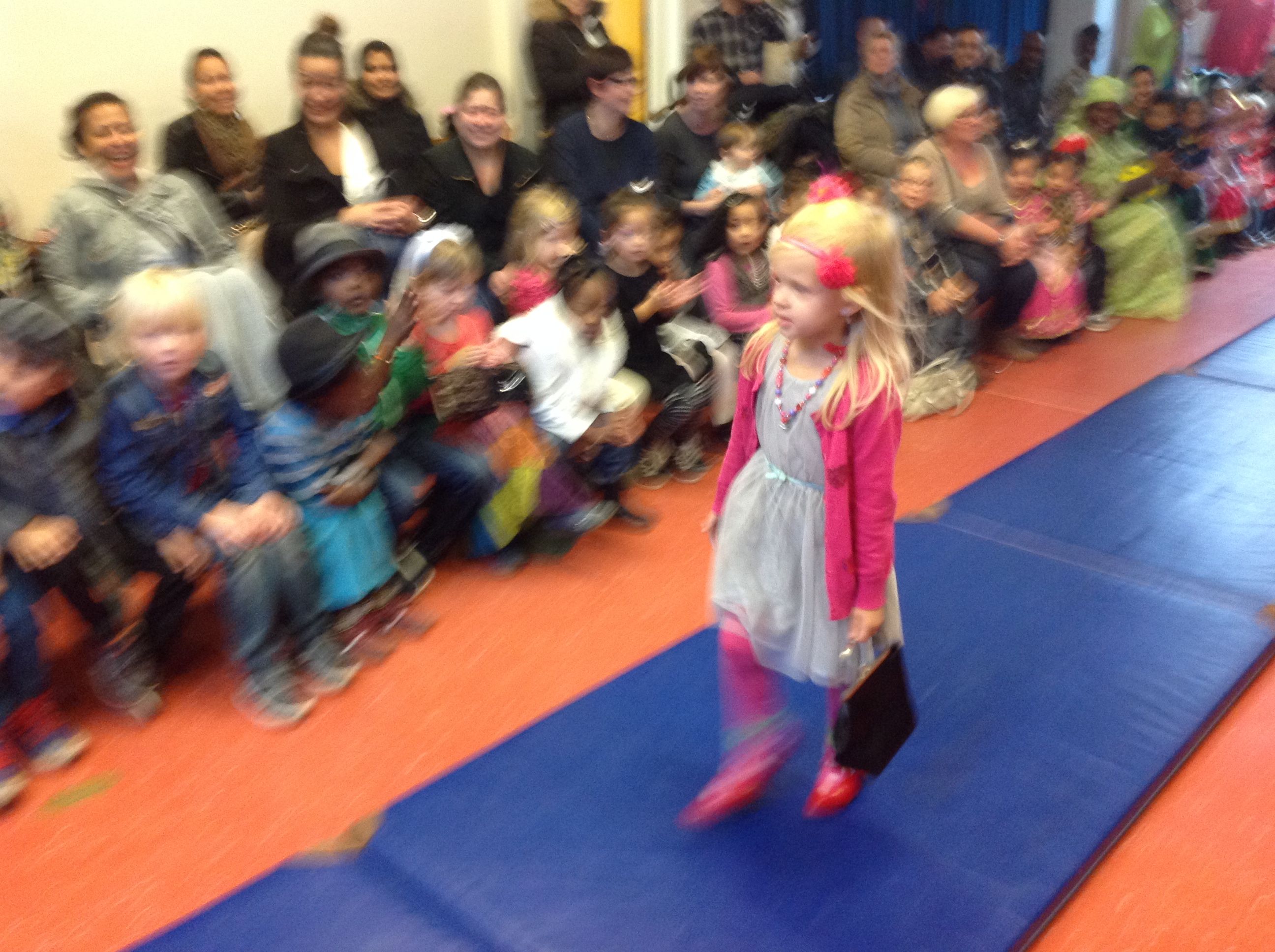 afsluiting thema kleding. modeshow. het thema is gestart met een modeshow van de leerkrachten waarbij zoveel mogelijk woorden van de woordclusters werden aangeboden. daarna werd er iedere ochtend een snelle modeshow gelopen in de kring bij het opnoemen van de namen. de leerkracht presenteerde dit. de leerlingen speelden dit na in de themahoek. hierdoor werd er iedere dag geconsolideerd. de afsluiting werd door 3 leerlingen gepresenteerd. Vans Top, Quick Fashion, Creative Curriculum, Presents For Teachers, Fashion Show, Fashion Outfits, Most Beautiful Pictures, That Look, Academic Dress