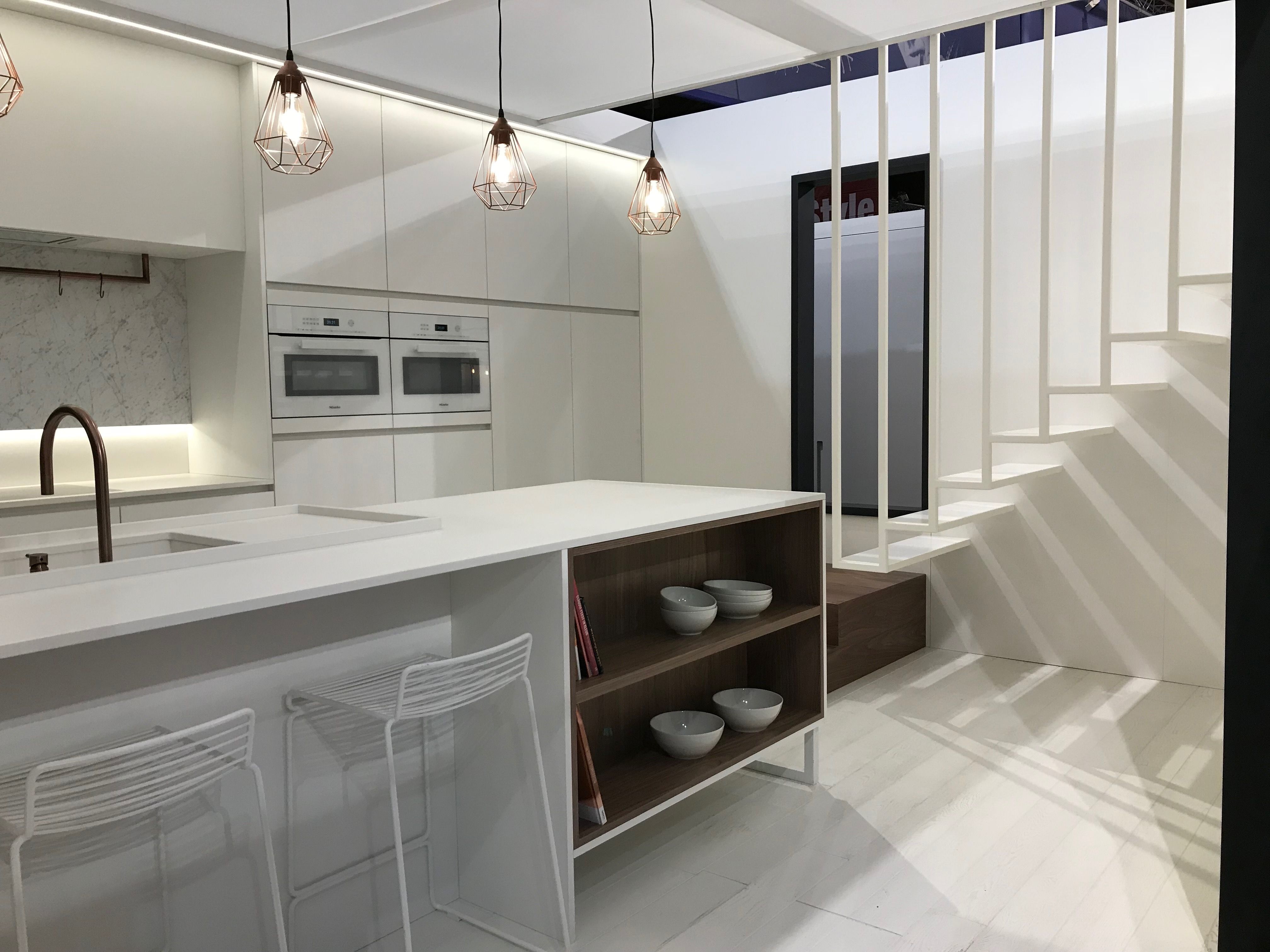 Witte keuken met werkblad in dekton en accenten in noot ...