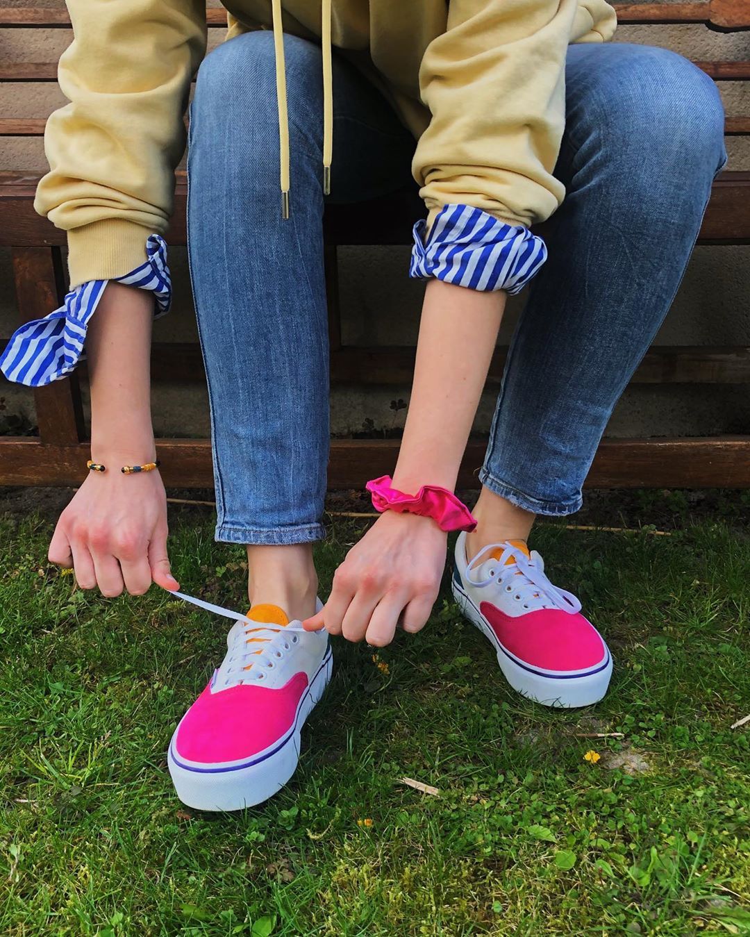 Accessoires pour cheveux on Instagram: “La fillette nous fait une leçon de laçage de baskets avec le chouchou upcyclé assorti ?? #upcycling #upcycle #fashion #chouchou #mode #diy…”