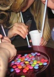 Du veranstaltest eine Troll-Party? Dann ist das bestimmt eine süße Idee für Deinen Kindergeburtstag. Weitere passende Ideen gibt es auf blog.balloonas.com #kindergeburtstag #balloonas #troll #party #gloves