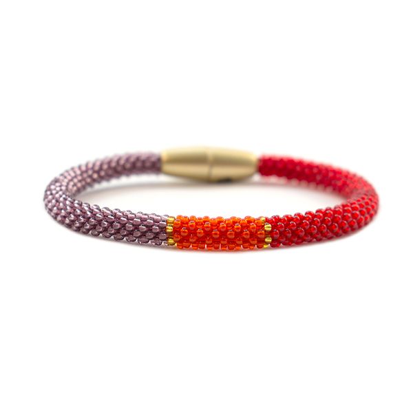 Svelte von sakiba ist ein modulares Schmucksystem, das die Trägerin zur Gestalterin werden lässt. Jedes Armband und jedes Collier ist mit einer Supermagnetschließe versehen und kann so beliebig mit jedem anderen Modul verlinkt werden. Es entstehen so immer wieder neue Kombinationsmöglichkeiten und jedes Stück wird zum Unikat. Milde Kosmetika und Waschmittel können Deinem Armband von sakiba nichts anhaben. Damit Du möglichst lange Freude daran hast, vermeide bitte den Kontakt mit Schwefel, Säure Rope Bracelet, Bracelets, Svelte, Tri Color, Arm Band, Jewelry, Products, Necklaces, Laundry Detergent