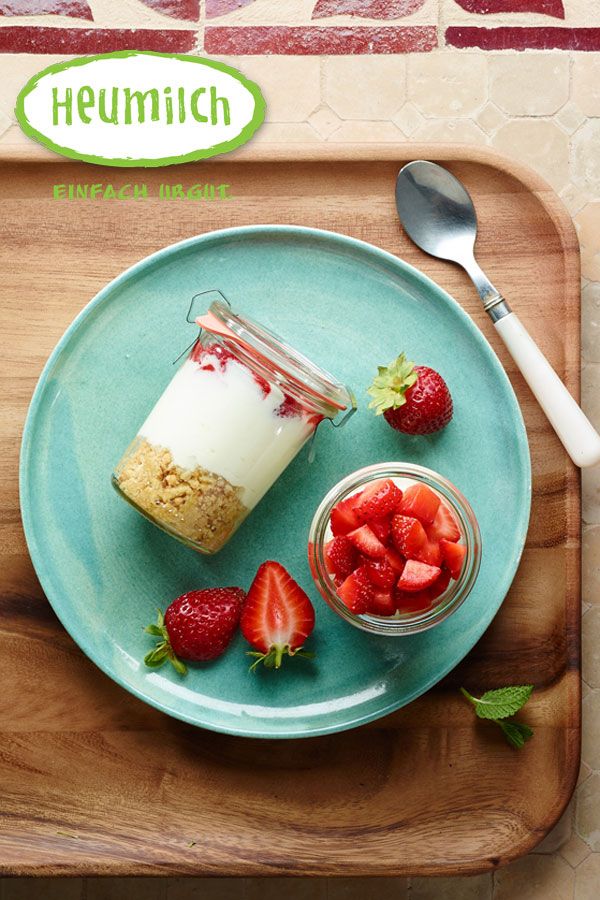 Heumilch-Erdbeer-Cheesecake im Glas. Brunch, Panna Cotta, Cheese, Ethnic Recipes, Buffet, Food, Hay, Milk, Strawberries