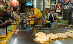 Okonomimura. Okonomiyaki (Japanese Pancake) being made at a fast food outlet. Japanese Pancake, Japanese Chef, Best Restaurants In Tokyo, Sake Bar, Fried Beans, Japan Summer, Study Trip, Noodle Maker, Restaurant Types