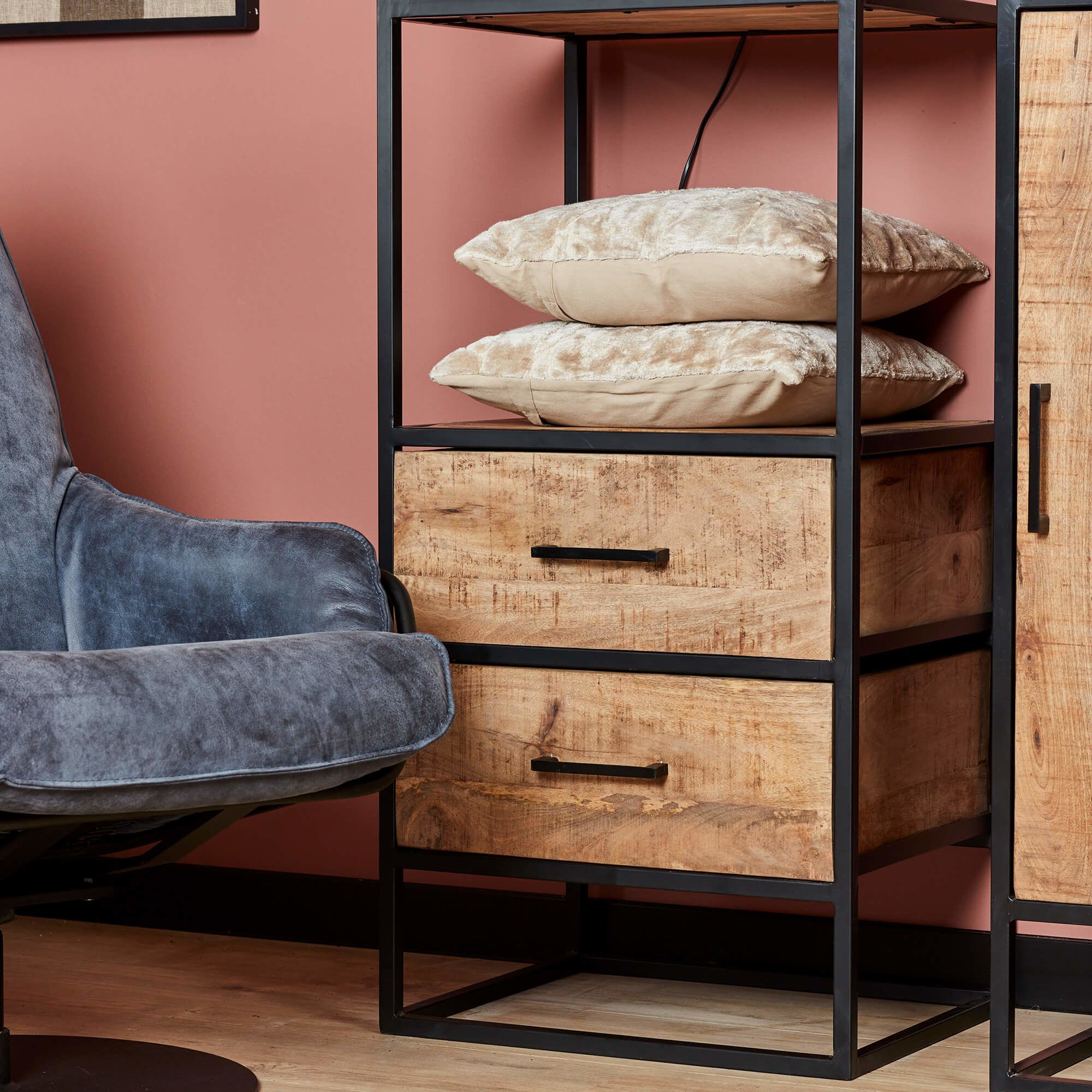 Boekenkast Denver komt uit de collectie van Starfurn. Denver is een combinatie van massief mangohout en metaal. Het robuuste mangohout is behandeld met een naturel lak, wat zorgt voor een toffe look en extra bescherming. Denver, Interior, Furniture, Home Decor, Products, Decoration Home, Indoor, Room Decor, Home Furnishings
