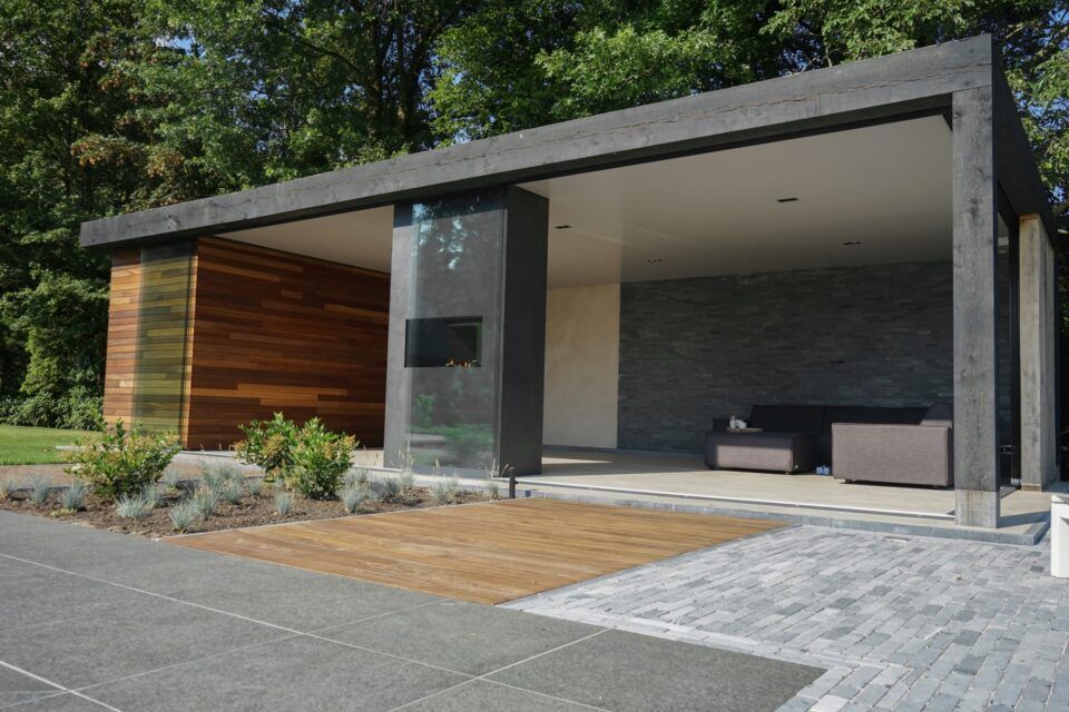 Klik hier om een afspraak te maken met één van de specialisten van Relax Outdoor The post Luxe poolhouse appeared first on HOOG.design - Exclusieve woon- en tuininspiratie in Nederland en België. Pool Houses, Art Of Living, Relax, Garage Doors, Villa, Van, Garden, Outdoor Decor, Home Decor
