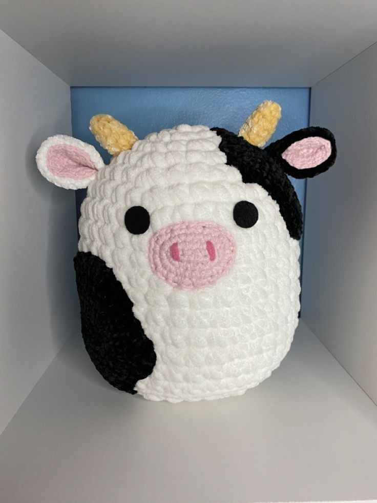 Descubra o SEGREDO DAS CROCHETEIRAS PROFISSIONAIS para fazer LINDAS PEÇAS EM CROCHÊ e AMIGURUMI! Clique na imagem e tenha acesso a esse segredo!| Amigurumi, Amigurumi de crochê, artesanato, ideias de artesanato, ideias de Amigurumi, ideias de crochê, Aprender crochê, bonecos de crochê, artesanato de lá | bolsas de crochê | roupas de crochê | artesanato Crochet Cow, Kawaii Crochet, Cute Crochet, Easy Crochet, Crochet Braid, Crotchet, Handmade Crochet, Crochet Animal Patterns, Stuffed Animal Patterns
