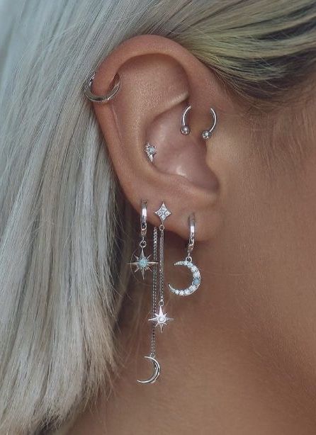 Piercing- Piercings- Piercing Ideas. Girls Unique Piercing Styles helix piercing helix ear piercings cartilage piercing ear piercing ideas forward helix piercing forward helix double forward helix piercing https://amzn.to/3Es3hTR Minimalist Ear Piercings, Unique Ear Piercings, Ear Piercings Chart, Cute Piercings, Earings Piercings, Dope Jewelry, Ear Jewelry, Stylish Jewelry, Pretty Jewellery