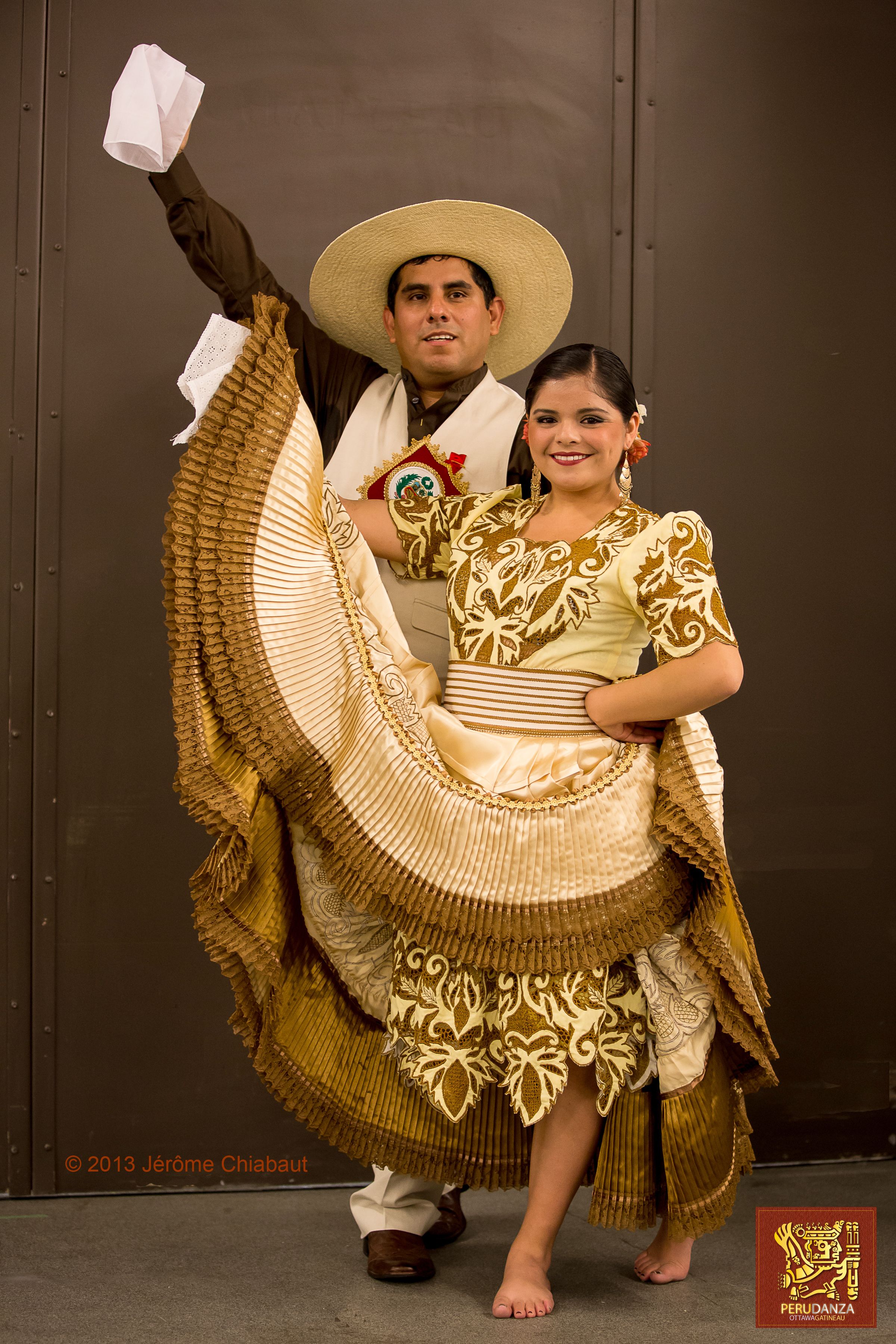 © 2013 Jérôme Chiabaut. Jenn y Juan, danzantes y profesores de PERU