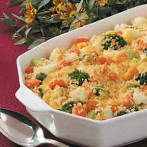 CHEESY VEGETABLE GARDEN BLEND} Steam 2 – 12 oz. bags frozen GARDEN VEGETABLE BLEND; Put 1/2 vegetables in buttered shallow oven safe dish; Shred 4 oz. MOZARELLA & 8 oz. CHEDDAR cheeses, mix; Sprinkle on vegetables; Repeat, TOPPING: Mix 4 T. BUTTER, melted; envelope BUTTER CRACKERS, crushed; Sprinkle on top; Bake uncovered 325°15 - 20 min. Mixed Vegetable Casserole, Veggie Casserole, Casserole Recipes, Veggie Bake, Vegetable Bake, Vegetable Salad, Baked Veggies Recipes, Baked Vegetables, Side Dish Recipes