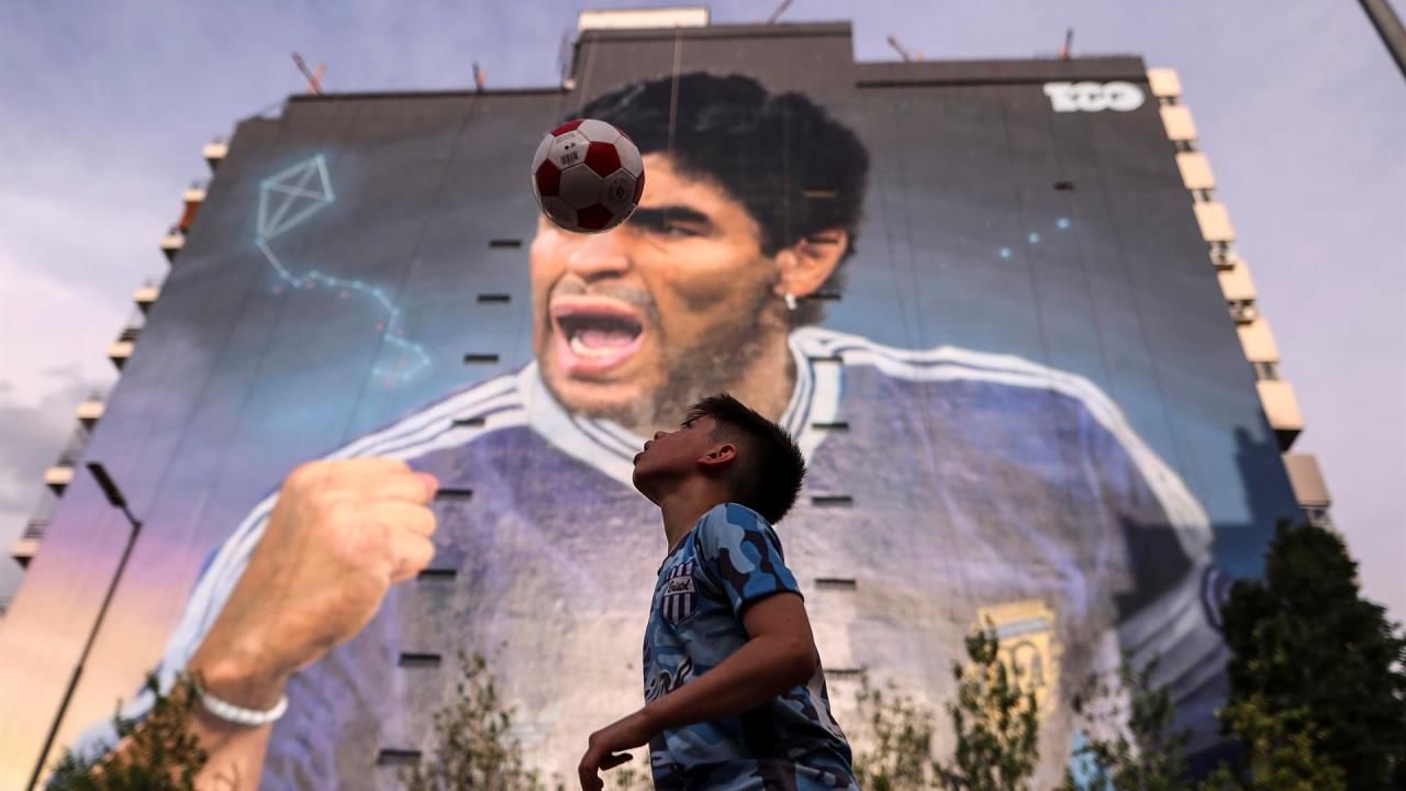 "Maradona es un ser que genera empatía desde sus triunfos, pero también nos identificamos con sus derrotas" dice el artista Mens Sunglasses, Street Painting, Artist, Men's Sunglasses