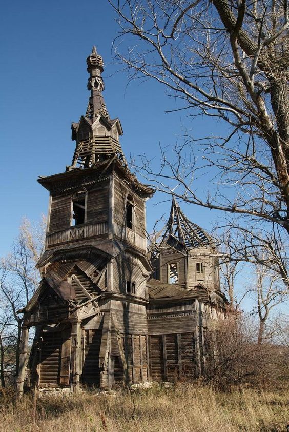 Some of these abandoned homes have a fascinating history behind both the occupation of the house and the eventual abandonment. Others are abandoned for reasons we may never know or understand, and perhaps that is part of the mystery that intrigues us. #AbandonedPlaces #Abandoned #LostPlaces #AbandonedHouses #AbandonedHomes #AbandonedBuildings Abandoned Mansion For Sale, Old Abandoned Buildings, Abandoned Castles, Abandoned Mansions, Old Buildings, Abandoned Places, Spooky Places, Haunted Places, Beautiful Buildings