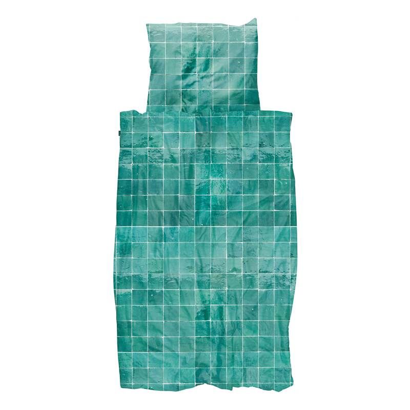 Het Tiles dekbedovertrek van SNURK heeft een eenvoudig, maar bijzonder dessin. Het geometrische patroon bestaat uit een rasterprint met fijne, witte lijnen. De vlakken die hierdoor ontstaan hebben verschillende groentinten met een subtiel kleurverloop. Door de afwisseling van licht en donker krijgt het dessin diepte en doet het denken aan de tegelvloer in het zwembad. Hiermee maak je van jouw bed een mooi kleuraccent in je slaapkamer.Voor het SNURK dekbedovertrek is gebruik gemaakt van 100% biol Lovely Colors, Colours, Green Bedding, House Tiles, Good Night Sleep, Print Images, Photo Printing, Print Bedding, Woven