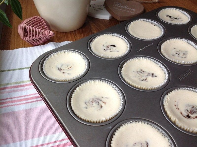 Tvarohový cheesecake s povidly a skořicí - Víkendové pečení Cheesecake Cupcakes, Cheescake, Mini Cheesecakes, Muffin Pan, Food And Drink, Sweets, Breakfast, Health, Recipes