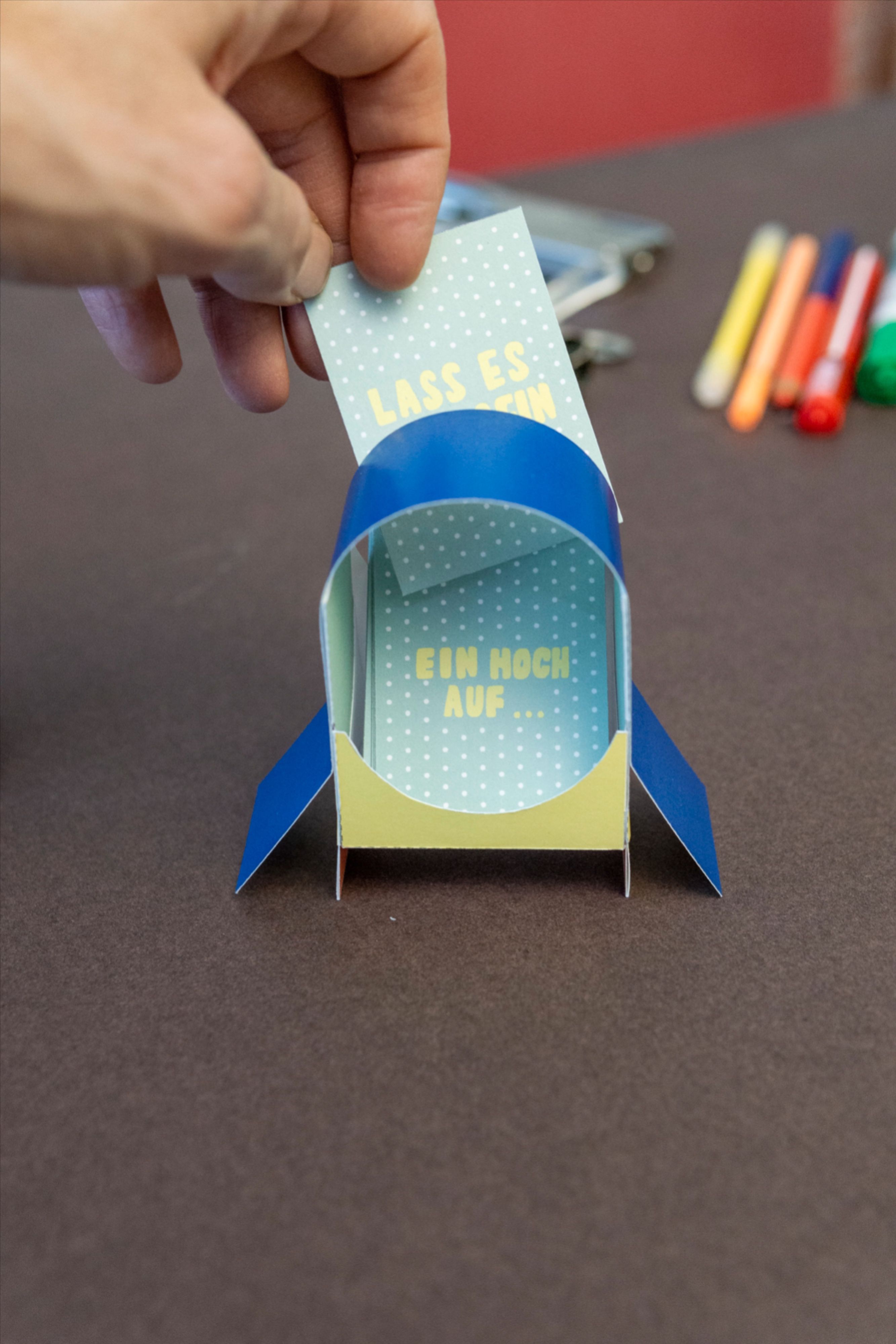 Diese fröhliche Papiermaschine möchte dich bejubeln. Mit ihr schaust du zurück, auf die vergangenen Stunden – auf den ganzen Tag oder einfach auf das letzte Ereignis. In ihrem Inneren hält sie einige Vorschläge bereit – friedfertige Perspektiven, die einfach das Positive in den Vordergrund rücken. Make Peace, Fitbit Surge, Silence, Collection, Paper Machine, Peace, Simple