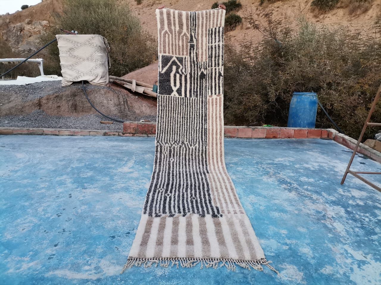 Casanera is a contemporary Beni Ourain / Mrirt rug. Very densely knotted, this high quality wool rug has a medium pile. This is the perfect piece for a minimalist, boho chic and modern décor for your living room, dining room and bedroom. Handmade with 100% natural wool, Mrirt Moroccan rugs are probably the most comfortable and cozier rugs you will ever encounter. If you are looking for something soft and plush to walk on, this rug is perfect! Origin: Morocco Material: 100% natural sheep wool Shi Cozy Rugs, Fallingwater, Moroccan Women, Women Weavers, Custom Size Rugs, Minimalist Boho, Alvar Aalto, Lloyd Wright, Moroccan Rugs