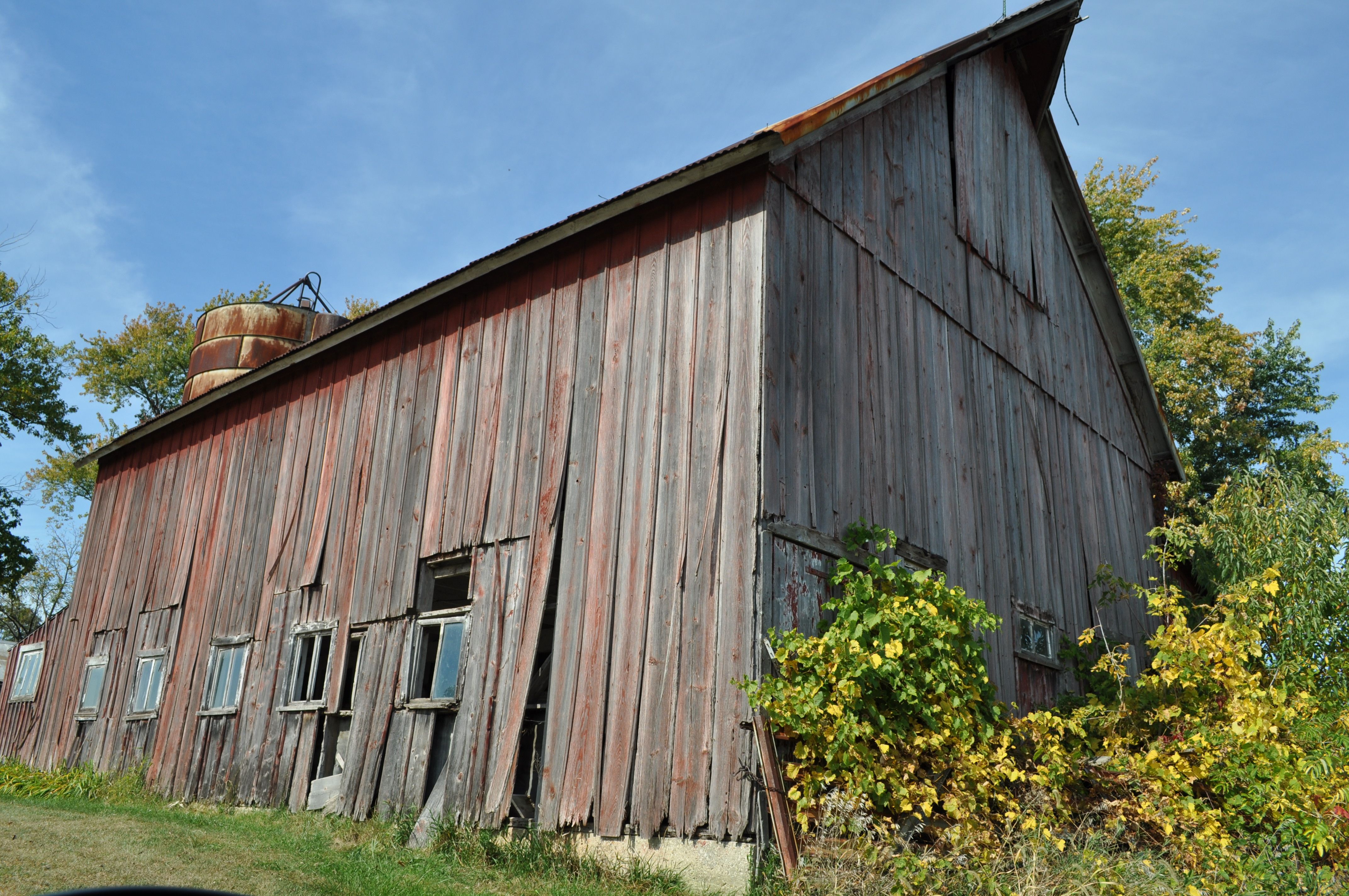 Rustic Barn in Valparaiso, In. (by Sandy Chavarria) | Rustic barn, Barn