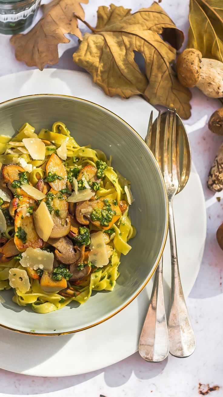 Voici une recette pour tous les chasseurs de champignons ! Nous avons imaginé pour vous une recette simple et délicieuse et de saison ! 🍂👩🍳Nous vous conseillons une huile d’olive goût maturé de Provence - olive maturées AOP. Les arômes de champignon de cette huile d’olive ne feront qu’accentuer les saveurs des cèpes ! © Magalie Ancenay #food #foodies #healthy #repas #recette #miam #faitmaison #pates #cèpes #champignons #parmesan #huilesdolive #madeinfrance #france #AOP #provence Saveur, Olives, Kung Pao Chicken, Aop, Provence, Parmesan, Voici, Ethnic Recipes, France