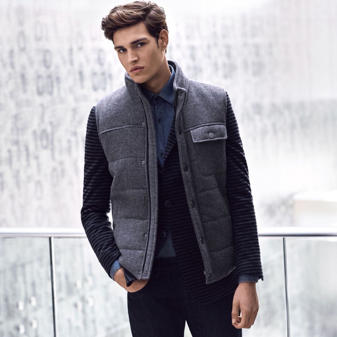 gri uzerine siyah cizgili blazer ceketin denim gomlekle bulusmasi oldukca enerjik vest blazer menstyle ootd denim jacket men s blazer blazer