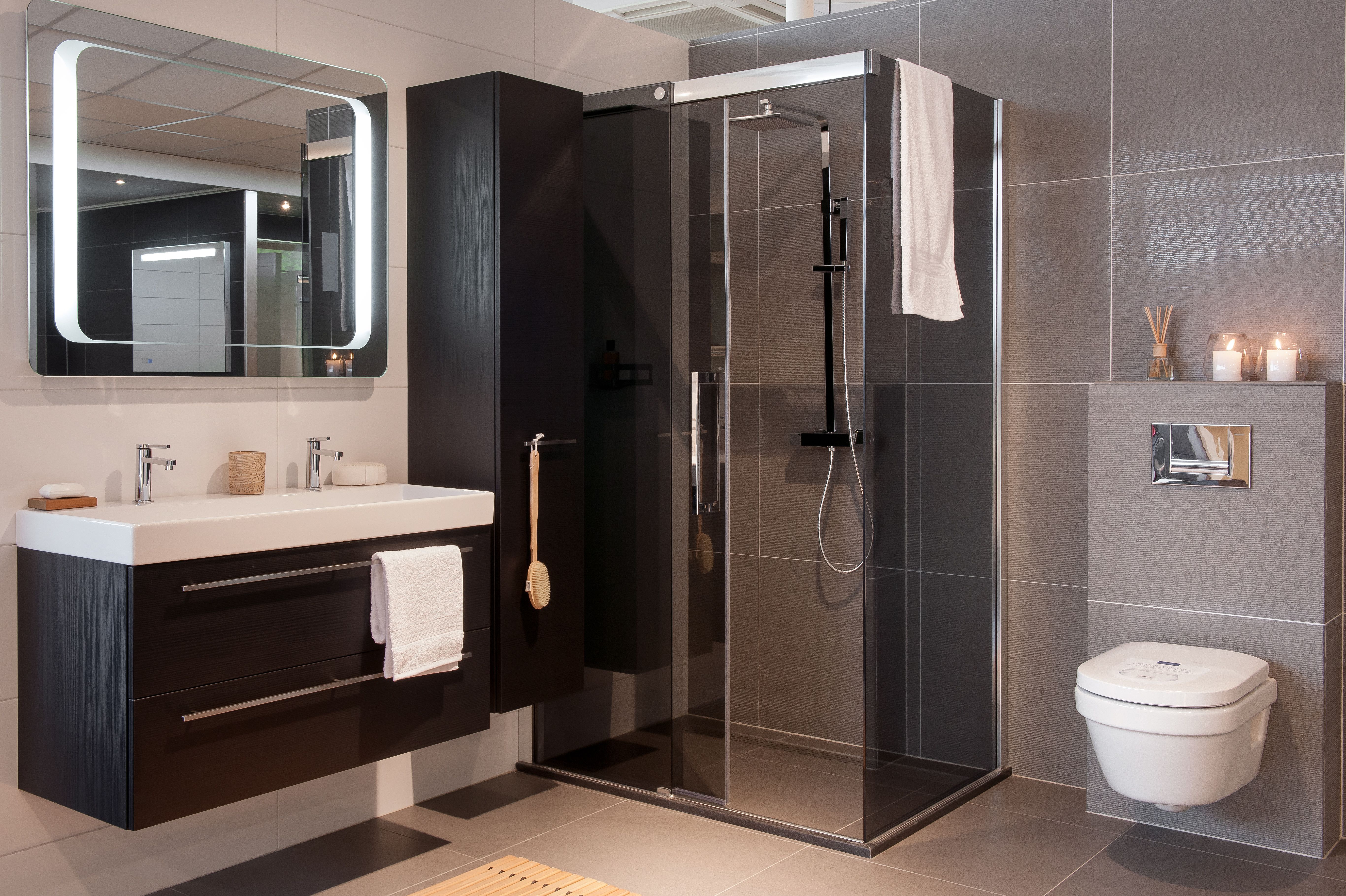 Showroom Badkamer Modern Dark Wood | Badkamer, Badkamer ...