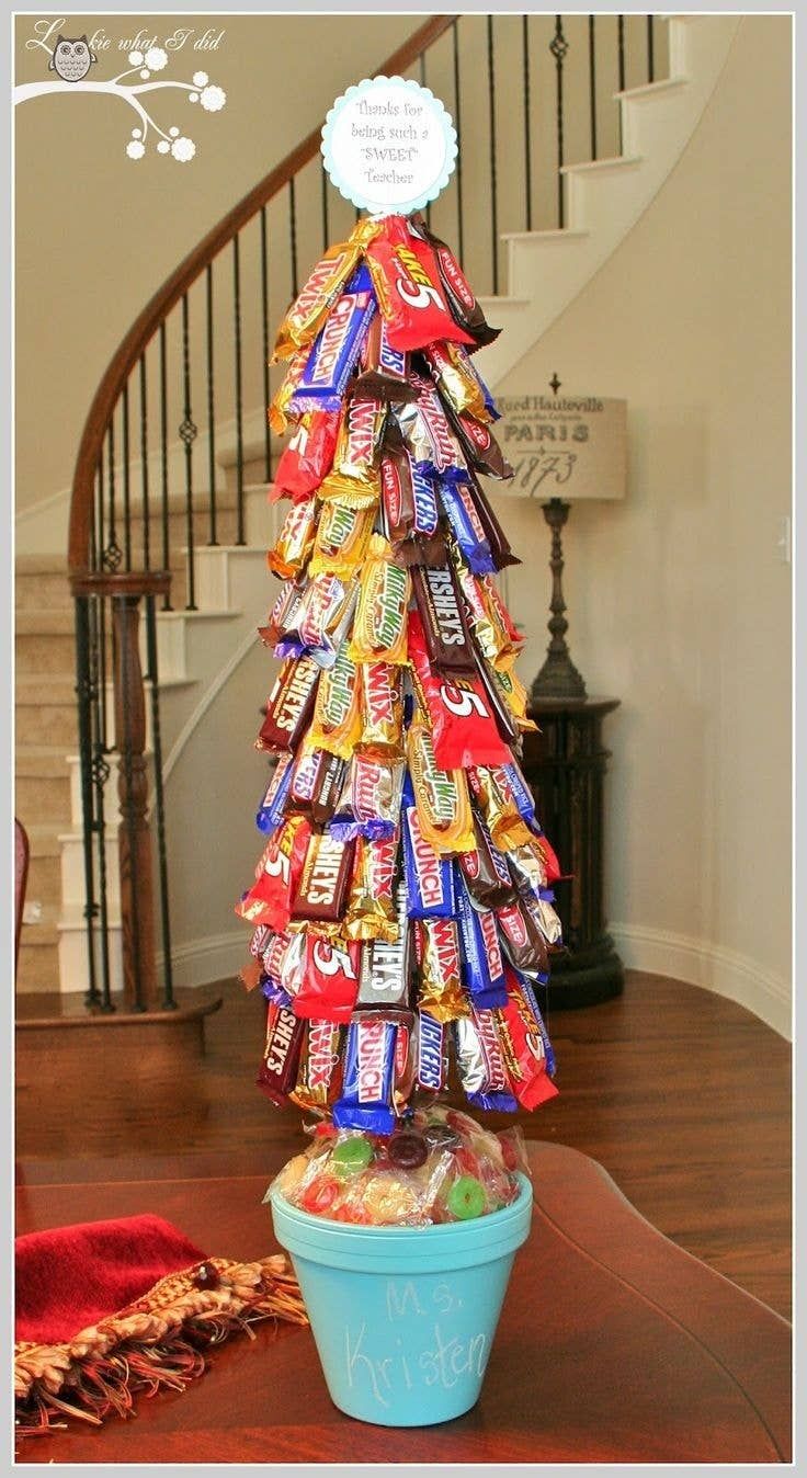 50 Essential Christmas Hacks, Tips, And Tricks To Help You Survive The Holidays Diy Christmas Gifts For Friends, Easy Christmas Diy, Homemade Christmas Gifts, Christmas Time, Family Gifts, Holiday Gifts, Cool Christmas Ideas, Ideas For Christmas Presents, Handmade Christmas
