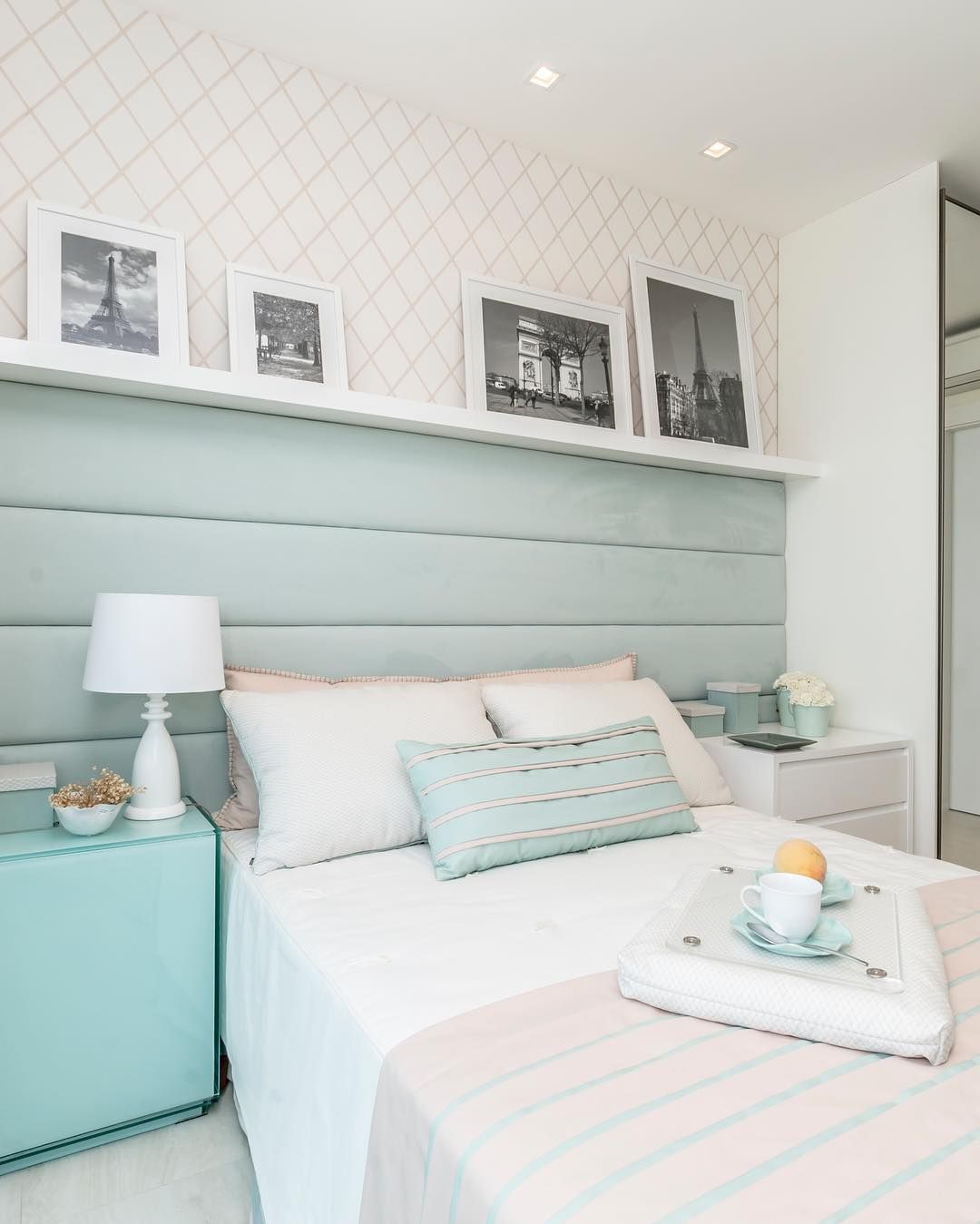 Hogares Kenay: un ático renovado Decoracion de dormitorio matrimonial, Decoracio