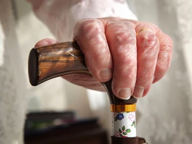 Night Time Elderly Care: What Caregivers Should Know #elderlycare #caregiver #caregiving #familycaregiver #elderly #seniors Elderly Caregiver, Caregiver Resources, Elderly Parents, Elderly Person, Family Caregiver, Elderly People, Aging Parents, Caregiver Help, Caregiver Support