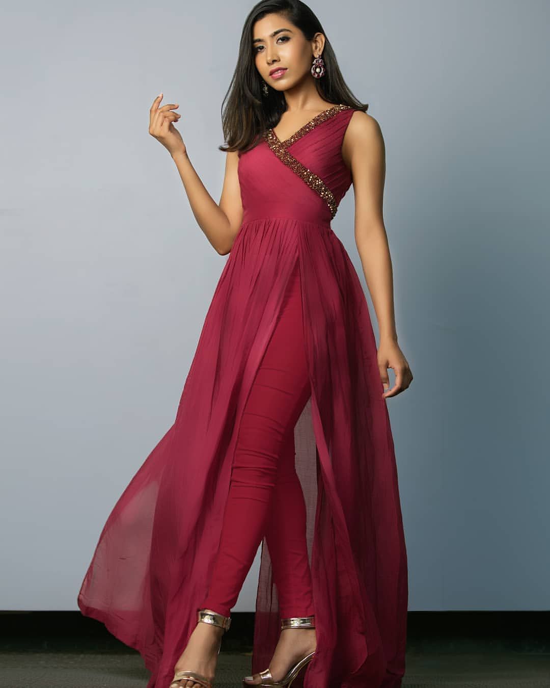"THE ELEGANCE" The poser : @junikari Wardrobe : @bandananarulaofficial MUA : @nithya_makeup_and_hair Photography : @thepictureprojectphotography #mua #muainchennai #topmakeupartist #bridalmakeup #celebritymakeupartist #makeupartistinchennai #beauty #beautyandhealth Party Wear Indian Dresses, Indian Gowns Dresses, Designer Party Wear Dresses, Kurti Designs Party Wear, Dress Indian Style, Indian Fashion Dresses, Dress Fashion, Stylish Dress Designs, Designs For Dresses
