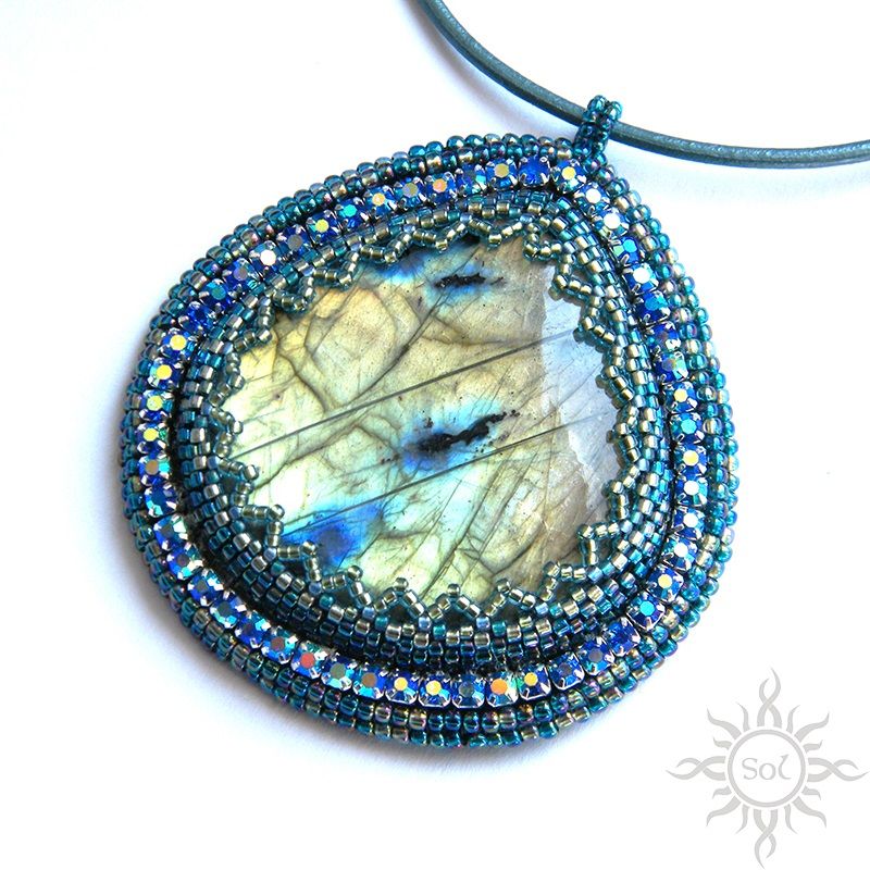 Anna Nieśpiałowska, Sol. Labradorite pendant. http://polandhandmade.pl/index.php/kategorie/beading/niespialowska-anna-sol/ #beadwork #labradoritejewelry #woodlandfairy #semipreciousjewelry #flashlabradorite Bead Embroidered Pendant, Beaded Necklace Patterns, Beaded Cuff Bracelet, Beaded Pendant, Beadwork Embroidery, Bead Embroidery Jewelry, Fantasy Pendant, Labradorite, Lesage