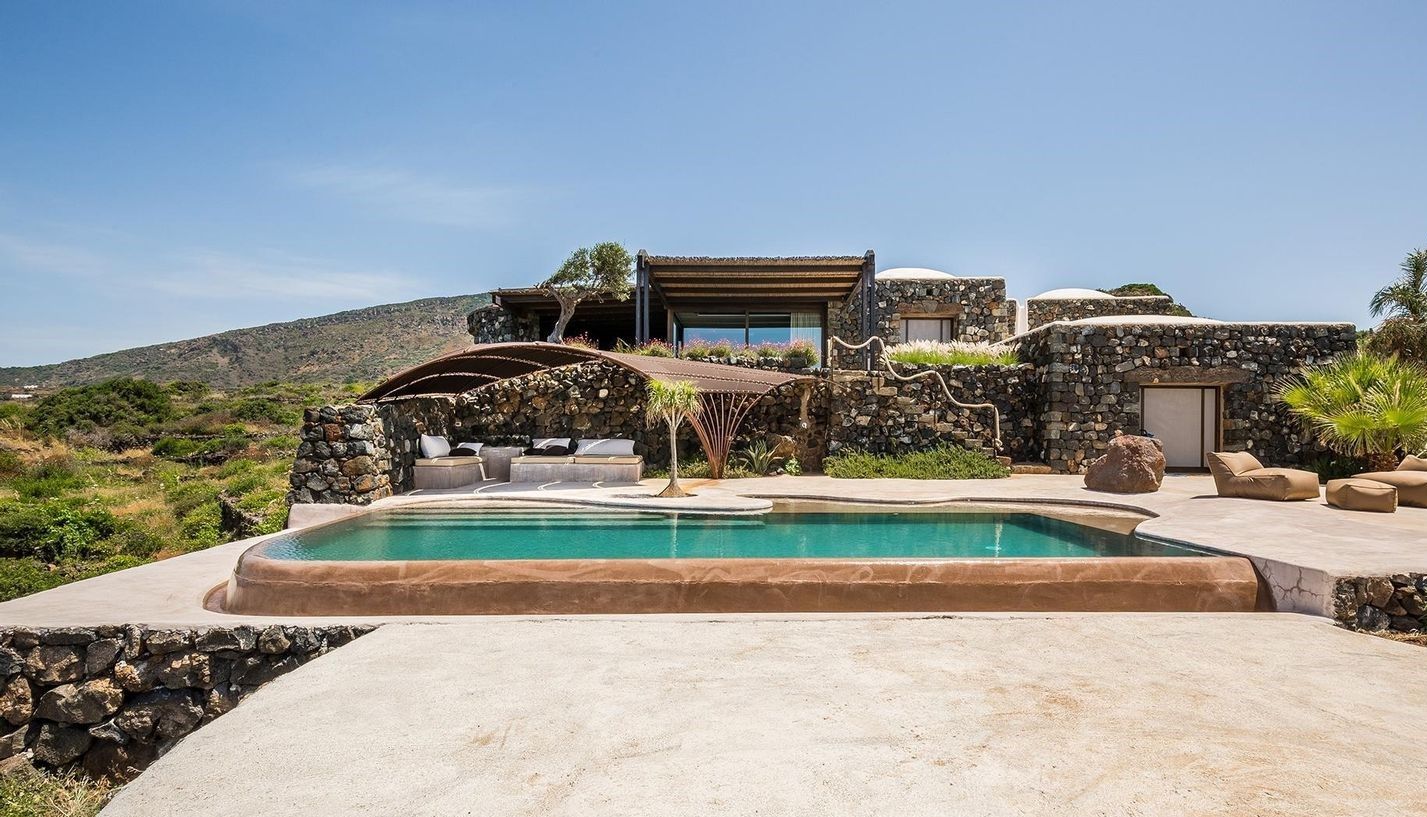 o vilă unică pe insula Pantelleria — idealista Pentru detalii, faceți click pe linkul: https://imobiliarestiri.ro/2021/06/29/o-vila-unica-pe-insula-pantelleria-idealista/?feed_id=60575&_unique_id=60daef7abc5fe Ultimele știri din domeniul imobiliar, le găsiți pe site-ul https://imobiliarestiri.ro Vile, Zen, Web Design, Pool, Mansions, House Styles, Outdoor Decor, Home Decor, Italia