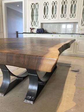 Live Edge Black Walnut Dining Table Diy Furniture Pinterest Esta Increíble Mesa De Comedor Nogal Borde Vivo Es 9 Largo Por 50 Ancho Y 2 5 Espesor Custom 1 X Barra Plana Base Acero Con Capa