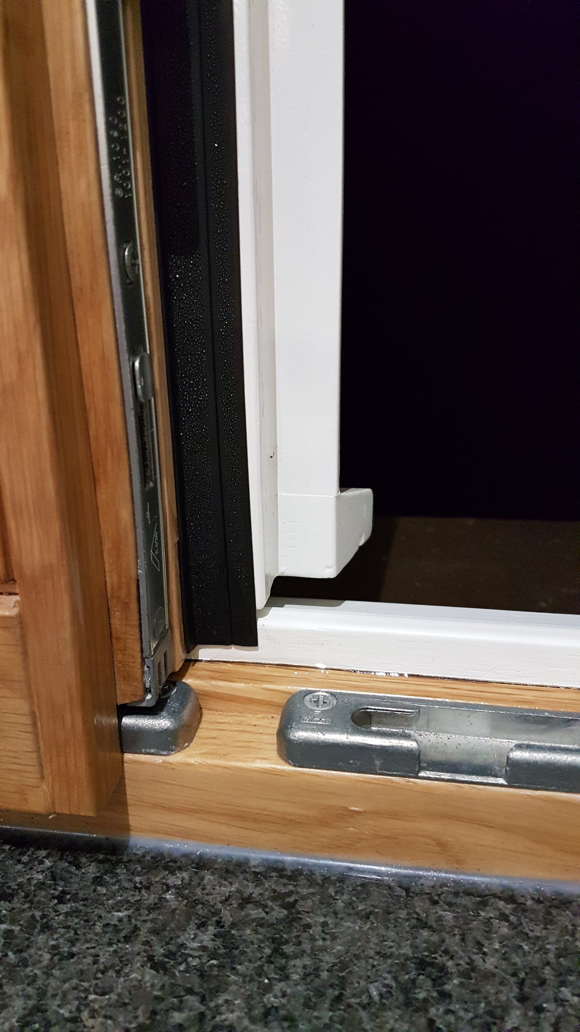 Fenster schwitzen bei Außenkälte an innenliegenden Dichtunge…