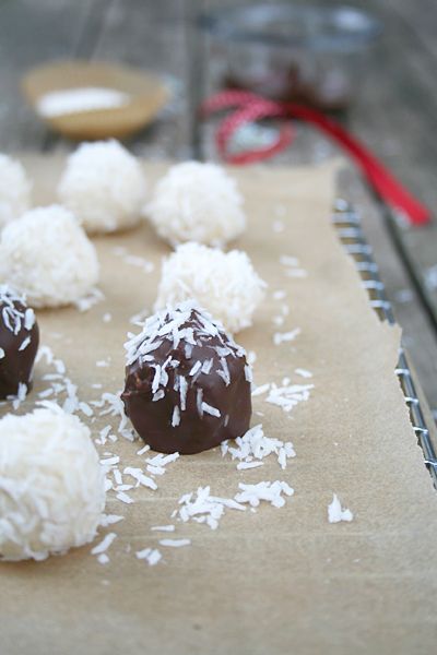Chocolate Snowballs 1 3/4 cups unsweetened shredded coconut 3 tsp coconut oil 3 tbls maple syrup 2 tbls unsweetened coconut milk 1/2 tsp vanilla extract 1/8 tsp salt organic dark chocolate Christmas Candy Recipes, Holiday Treats, Christmas Desserts, Christmas Treats, Christmas Food, Holiday Recipes, Chocolate Snowballs, Coconut Snowballs, Coconut Balls