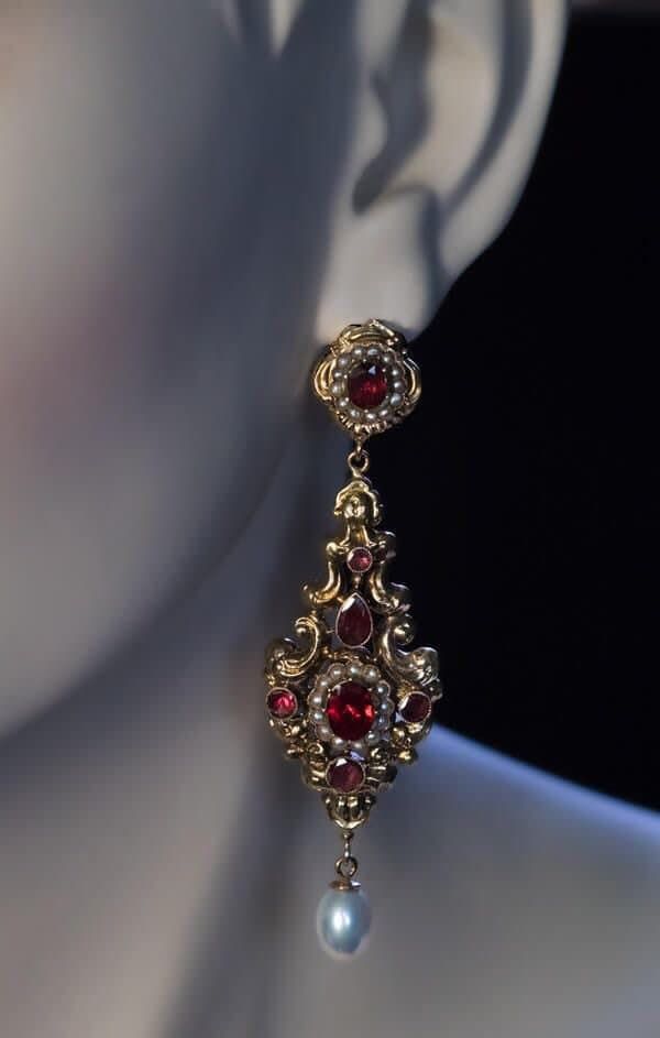 Handmade Earring Earring weight : 12 gram Earring size : 1.5 inches Gemstone : Pearl and Rubies Pearl weight : 25 ct Rubies weight : carat ct Metal : 925 sterling silver Finished : Gold Garnet Jewelry, Ear Jewelry, Cute Jewelry, Jewelery, Jewelry Accessories, Jewelry Design, Gold Jewelry, Sterling Silver Diamond Earrings, Long Pearl Earrings
