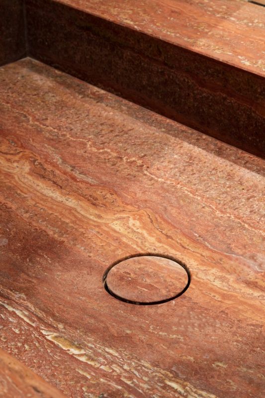 Een Spoelbak Op Maat In Het Prachtige Persian Red Marmer Gerealiseerd Door Potier Stone Volgens Het Ontwerp Van Espace Neu Marmeren Badkamer Badkamer Spoelbak